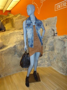 look-vestido-suede-colete-jeans-lojas-pompeia