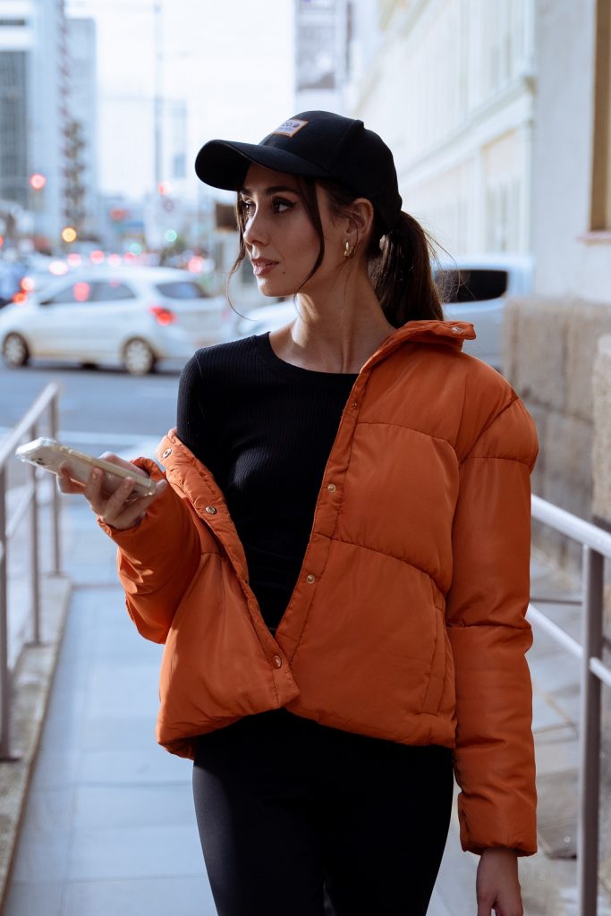 modelo veste um estilo urbano e de atleta, combinando com a estética college